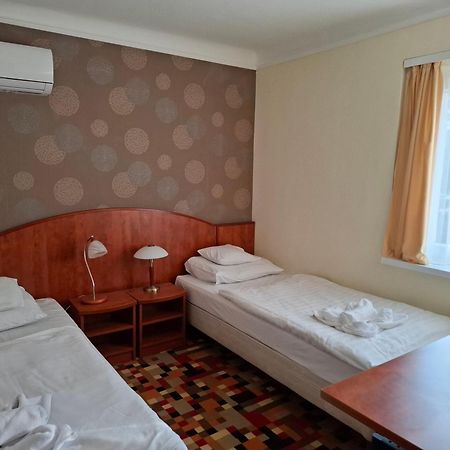 Atryum Hotel Сольнок Екстер'єр фото