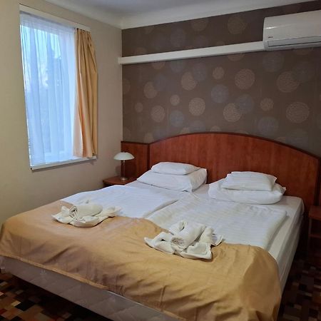 Atryum Hotel Сольнок Екстер'єр фото