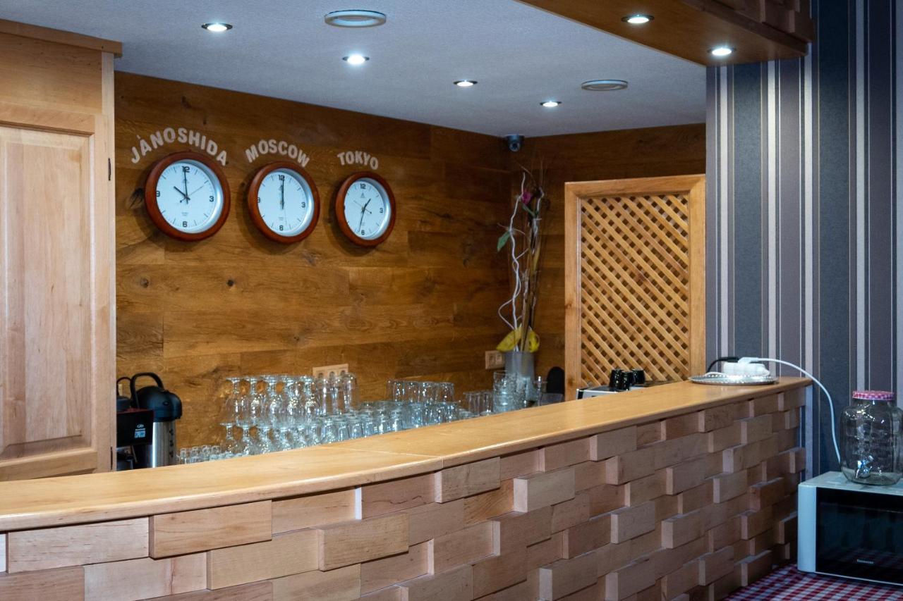 Atryum Hotel Сольнок Екстер'єр фото