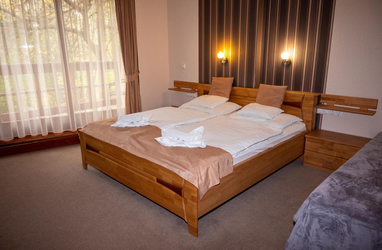 Atryum Hotel Сольнок Екстер'єр фото