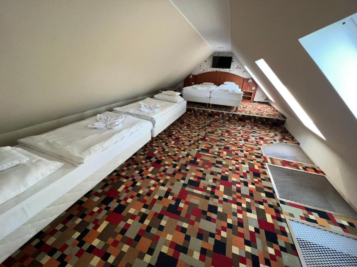 Atryum Hotel Сольнок Екстер'єр фото