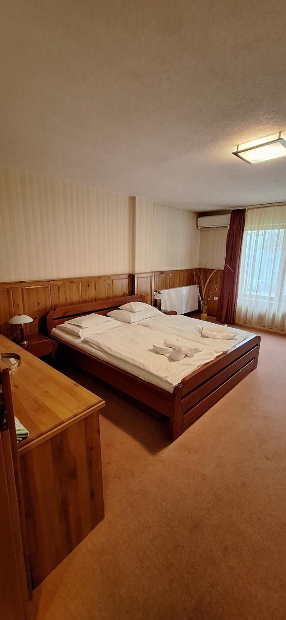 Atryum Hotel Сольнок Екстер'єр фото