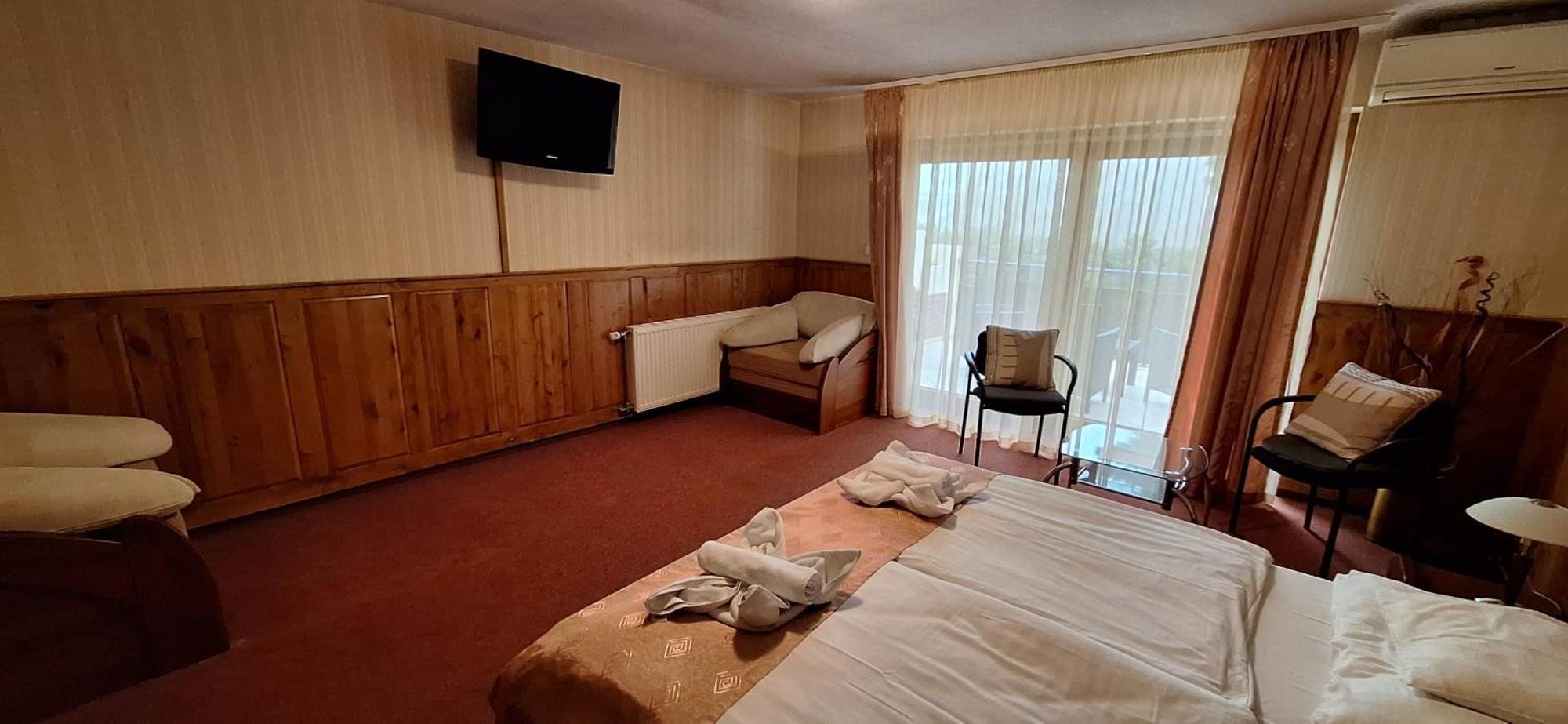 Atryum Hotel Сольнок Екстер'єр фото