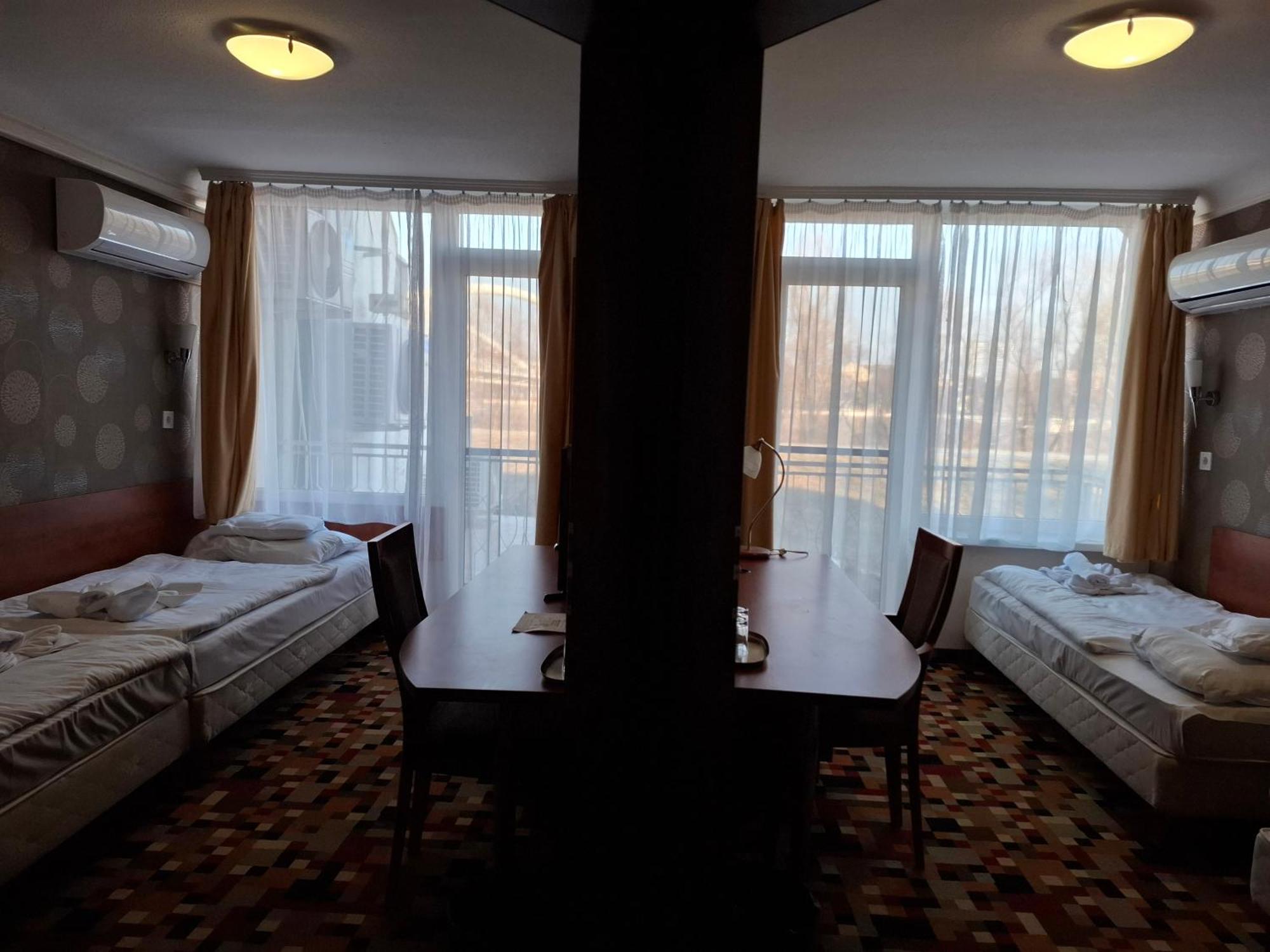 Atryum Hotel Сольнок Екстер'єр фото
