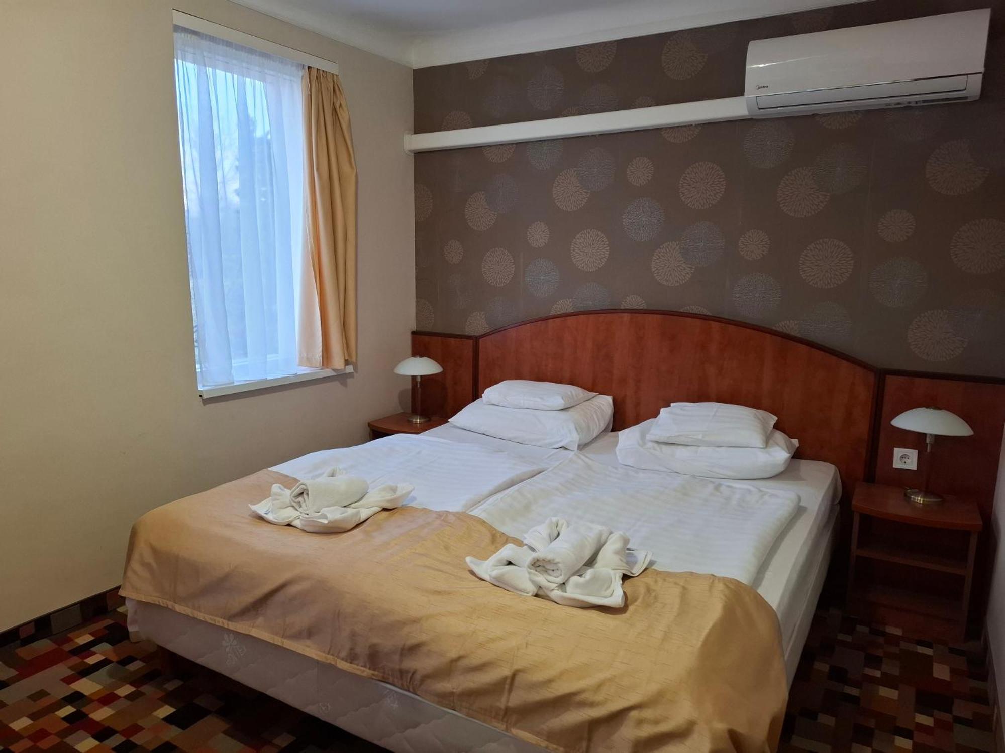 Atryum Hotel Сольнок Екстер'єр фото