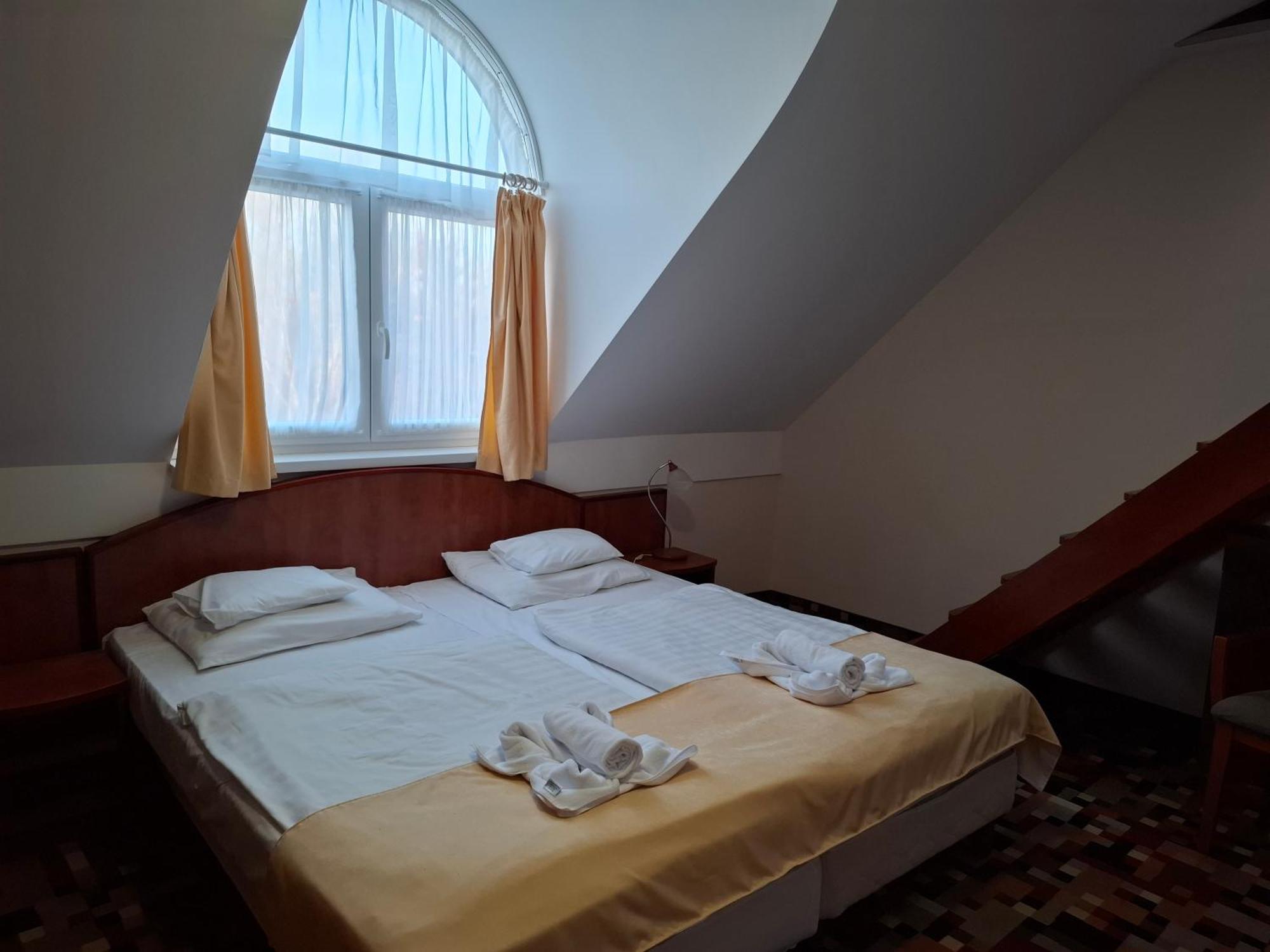 Atryum Hotel Сольнок Екстер'єр фото