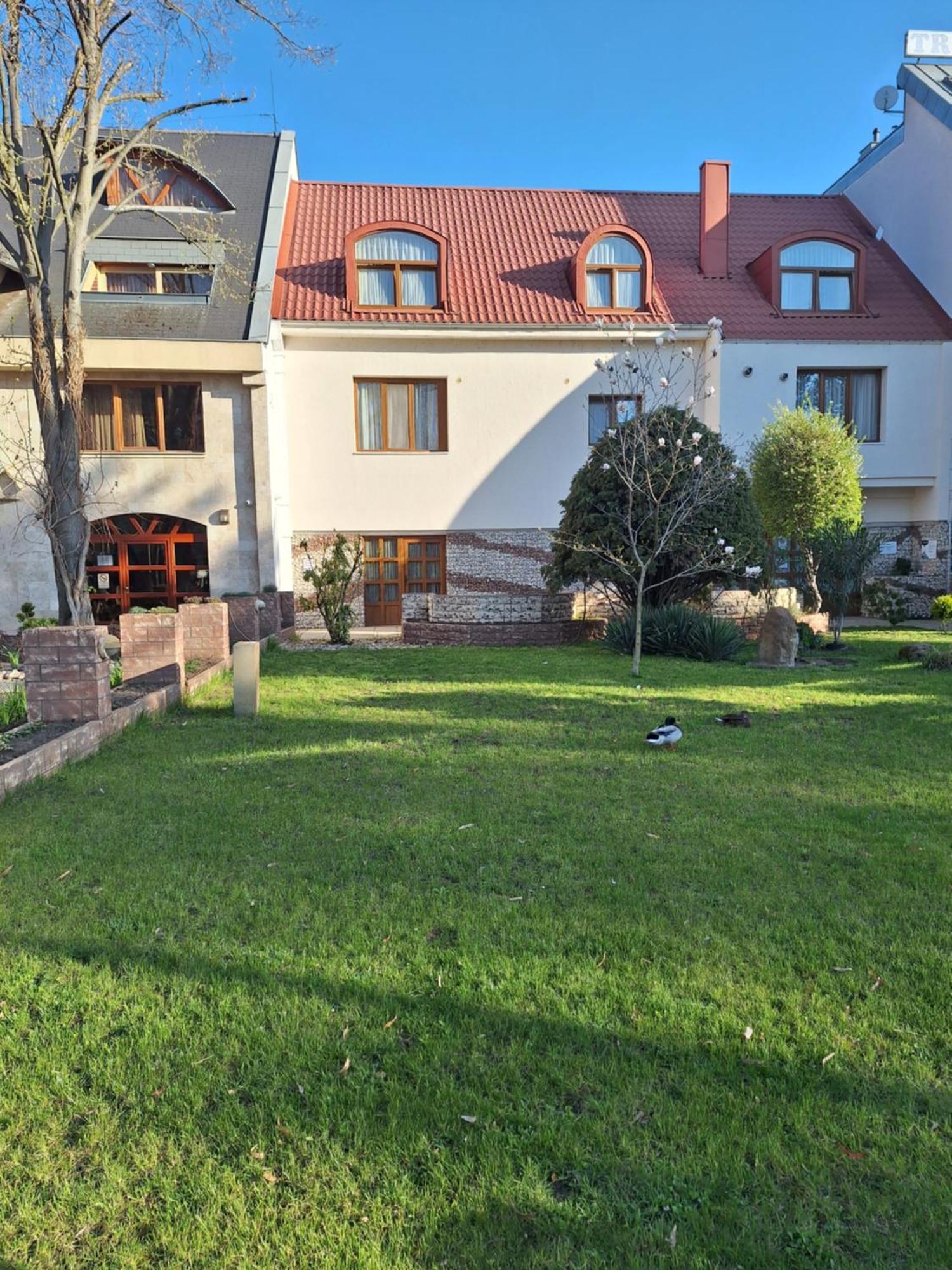 Atryum Hotel Сольнок Екстер'єр фото